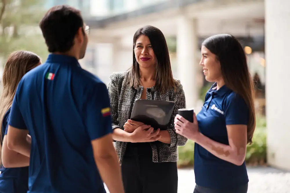 personas con uniforme de empresa